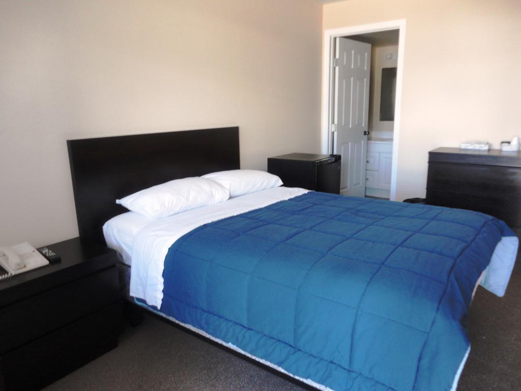 Stratford Motel Whitehorse Room photo